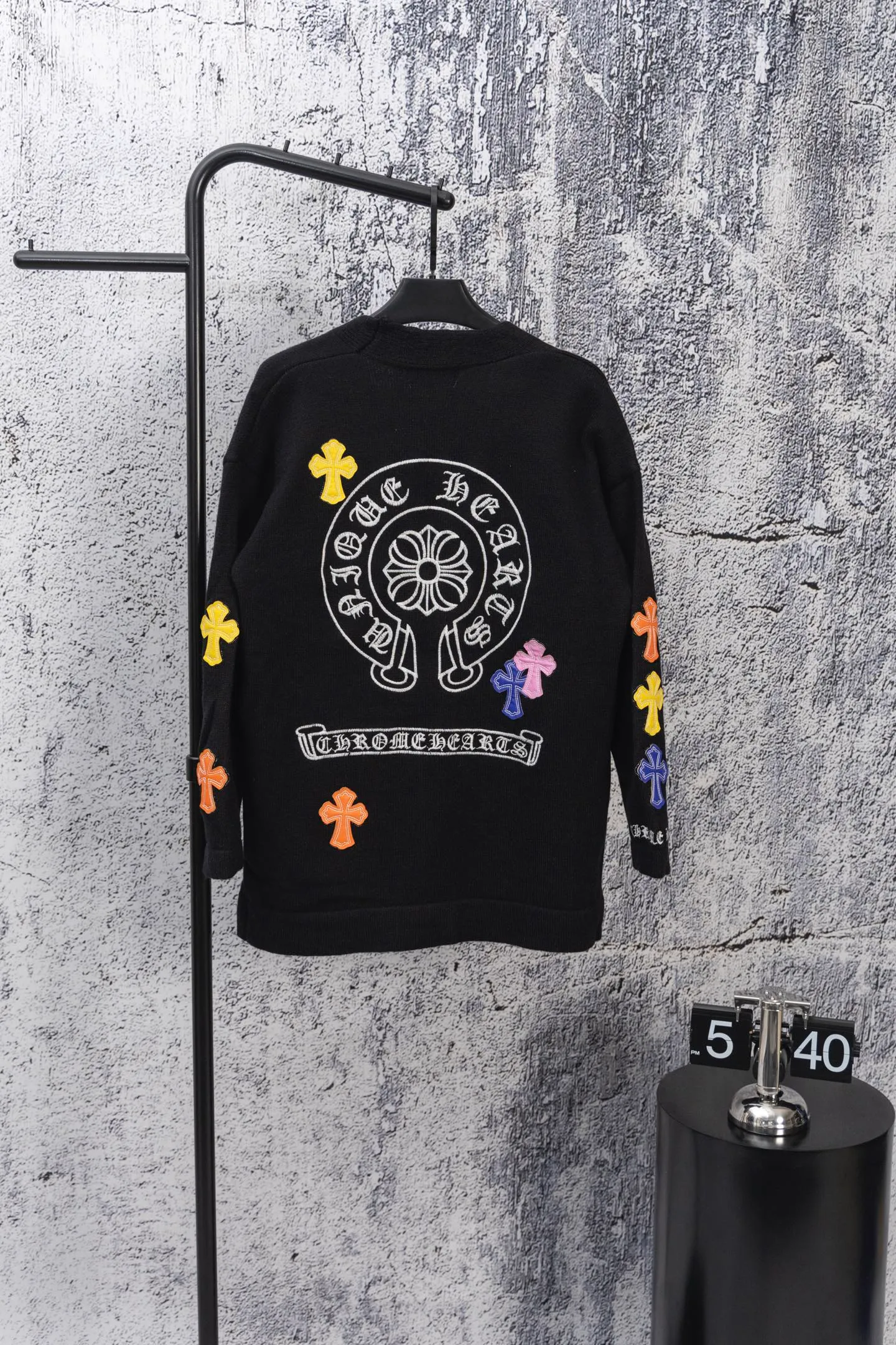 P240 -Chrome Hearts/Chrome Hearts Colorful cross leather cardigan jacket sweater. High weight, high density and high quality. The wool is soft, delicate and skin-friendly. It feels soft and silky. It has excellent warmth and skin-friendly properties. It is custom-woven and dyed without color difference. No matter the fabric or workmanship details, it is better than the ordinary version on the market. -The hardware and zipper accessories are all customized and full of details. Crow autumn and winter super heavy embroidery ➕ positioning leather label long-sleeved knitted cardigan lazy outer wear mid-length sweater -Colour: black white Size: S M L